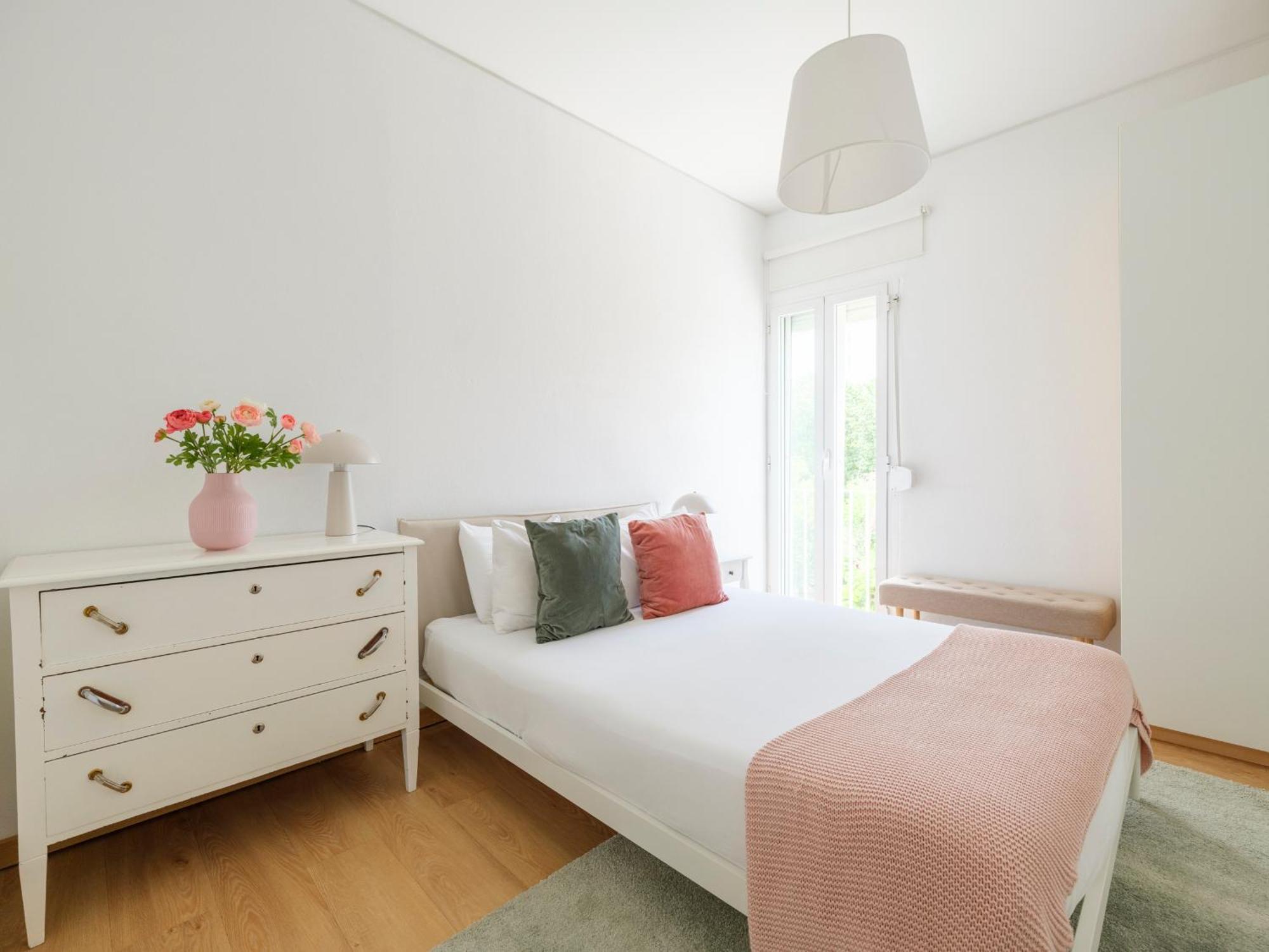 Olivais Spacious Near Airport